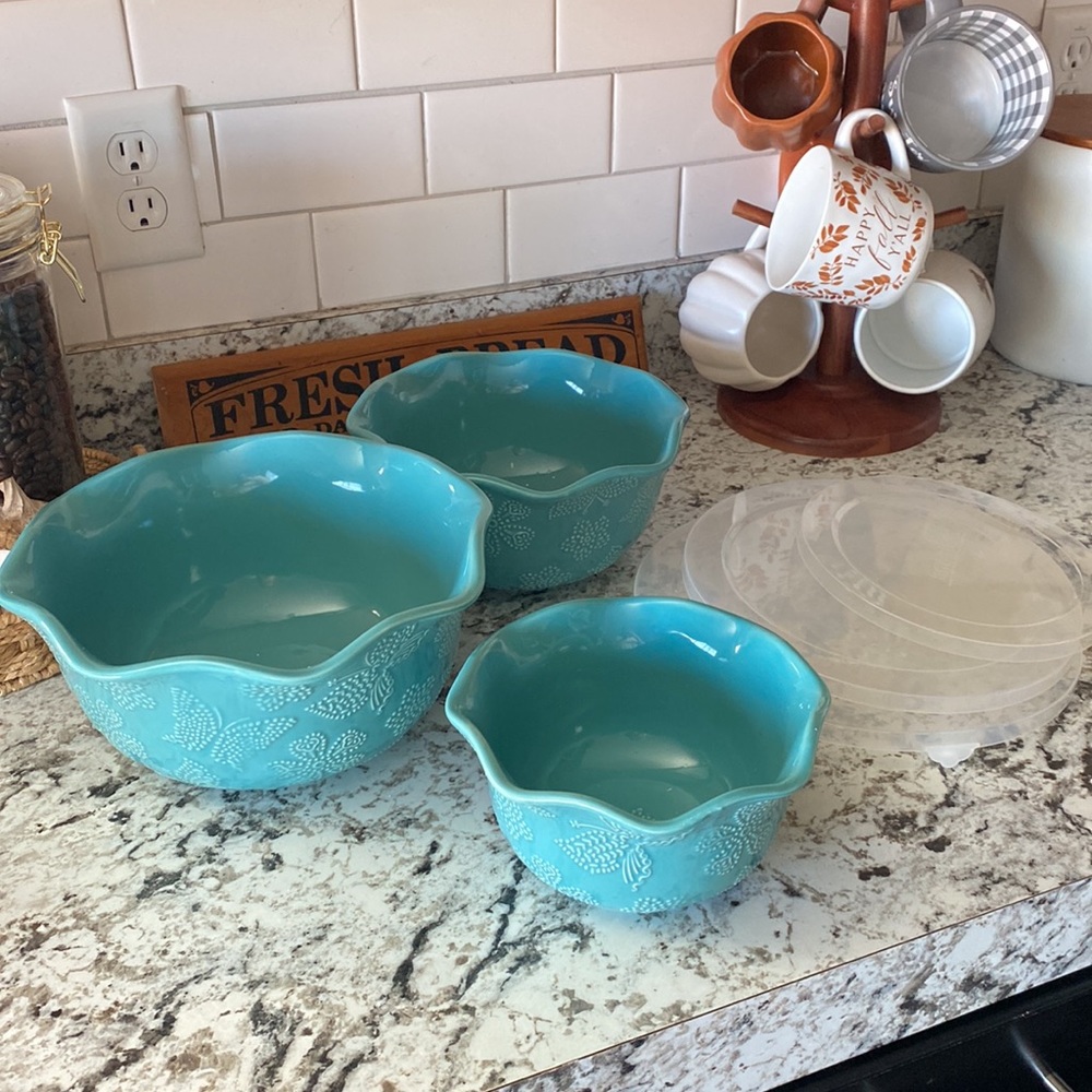 NWT BRAND NEW. Temptations Ceramic Bowls with Lids.